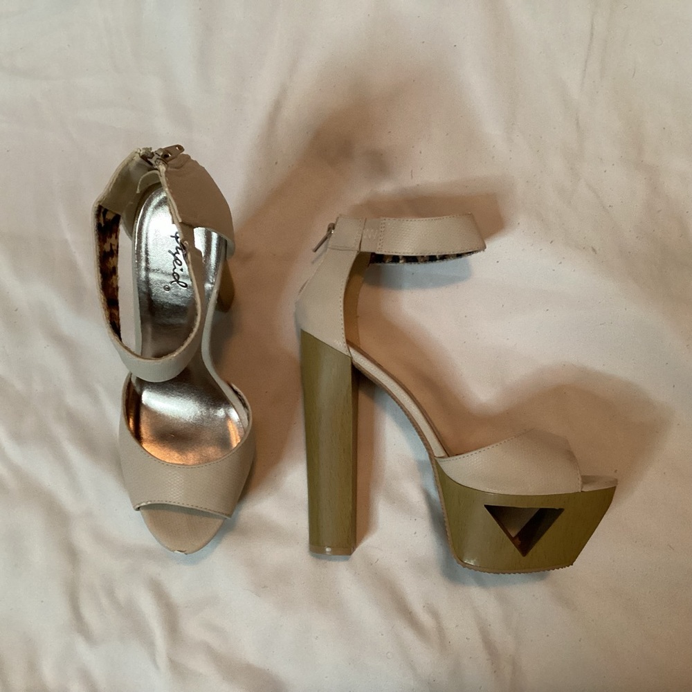 Stone Platform Sandals - Picture 2 of 6